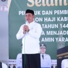 Bupati Aceh Besar, Muharram Idris (tengah), memberikan sambutan pada prosesi peusijuk dan pelepasan jamaah calon haji Kabupaten Aceh Besar tahun 1447 H/2026 M di Masjid Bustanul Jannah, Gampong Ajuen, Kecamatan Peukan Bada, Selasa (28/04/2026). FOTO/MC ACEH BESAR.