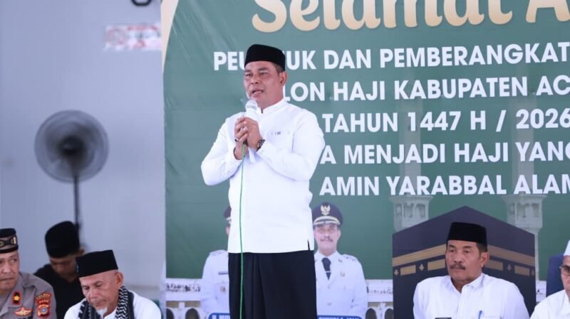 Bupati Aceh Besar, Muharram Idris (tengah), memberikan sambutan pada prosesi peusijuk dan pelepasan jamaah calon haji Kabupaten Aceh Besar tahun 1447 H/2026 M di Masjid Bustanul Jannah, Gampong Ajuen, Kecamatan Peukan Bada, Selasa (28/04/2026). FOTO/MC ACEH BESAR.