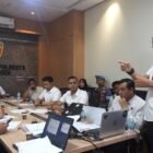 Kasatreskrim Polresta Banda Aceh, Kompol Miftahuda Dizha Fezuono, memberikan keterangan pers terkait penetapan DS (24) sebagai tersangka kasus penganiayaan balita di sebuah yayasan penitipan anak, Rabu (29/4/2026).