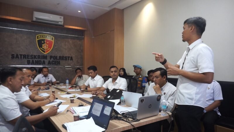 Kasatreskrim Polresta Banda Aceh, Kompol Miftahuda Dizha Fezuono, memberikan keterangan pers terkait penetapan DS (24) sebagai tersangka kasus penganiayaan balita di sebuah yayasan penitipan anak, Rabu (29/4/2026).