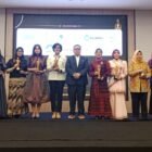 Anggota DPRA, Hj. Salmawati, S.E., M.M (Bunda Salma), saat menerima penghargaan AMKI Kartini Award 2026 kategori Penggerak Perempuan dan Pembangunan Kesejahteraan Keluarga yang diserahkan langsung oleh Ketua Umum AMKI, Ir. Tundra Meliala, M.M., di Jakarta, Rabu (29/4/2026).