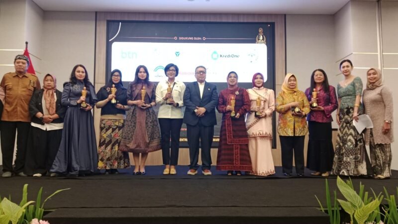 Anggota DPRA, Hj. Salmawati, S.E., M.M (Bunda Salma), saat menerima penghargaan AMKI Kartini Award 2026 kategori Penggerak Perempuan dan Pembangunan Kesejahteraan Keluarga yang diserahkan langsung oleh Ketua Umum AMKI, Ir. Tundra Meliala, M.M., di Jakarta, Rabu (29/4/2026).
