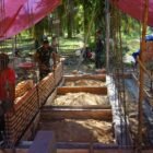 Personel Satgas TMMD Reguler ke-128 Kodim 0117/Aceh Tamiang bersama warga Desa Suka Makmur melakukan pemasangan batu bata untuk pembangunan fasilitas MCK, Selasa (28/04/2026).