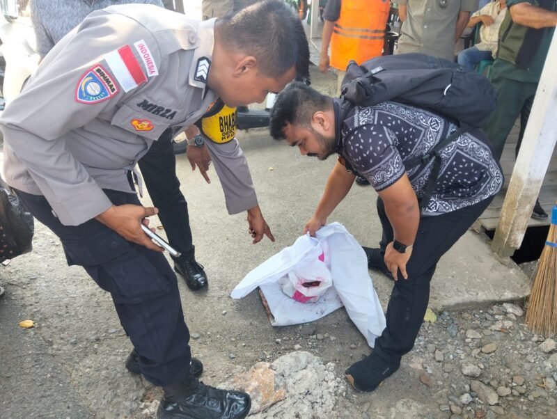 Personel Inafis Satreskrim Polresta Banda Aceh melakukan identifikasi dan olah Tempat Kejadian Perkara (TKP) di bantaran Krueng Doy, Gampong Punge Jurong, Kamis (30/4/2026).