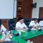 Bupati Aceh Besar H Muharram Idris (Syech Muharram), memimpin rakor bersama pejabat dan kepala OPD di lingkungan Pemkab Aceh Besar, di Kantor Bupati Aceh Besar, Kota Jantho, Rabu (29/4/2026) pagi. FOTO/ PROKOPIM PEMKAB ACEH BESAR
