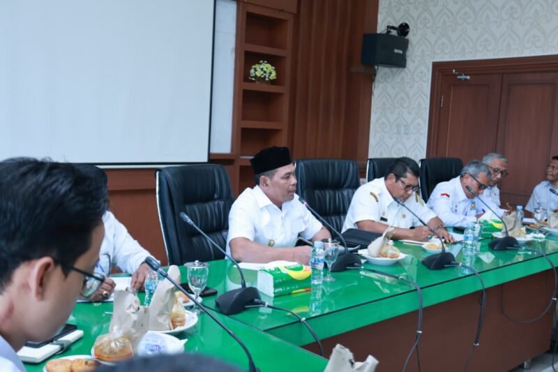 Bupati Aceh Besar H Muharram Idris (Syech Muharram), memimpin rakor bersama pejabat dan kepala OPD di lingkungan Pemkab Aceh Besar, di Kantor Bupati Aceh Besar, Kota Jantho, Rabu (29/4/2026) pagi. FOTO/ PROKOPIM PEMKAB ACEH BESAR