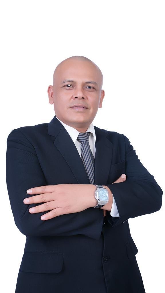 T Rival Amiruddin, sosok di balik kesuksesan PO JRG dan Mitra Rahayu, saat meninjau operasional armada. Di bawah kepemimpinannya, ia berhasil memperkuat konektivitas transportasi lintas provinsi sekaligus menjaga kualitas layanan bagi masyarakat Aceh.