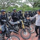 Ratusan personel gabungan Polda Aceh memperagakan taktik pengendalian massa dalam simulasi Sispamkota di Lapangan Mapolda Aceh, Kamis (30/4/2026). 