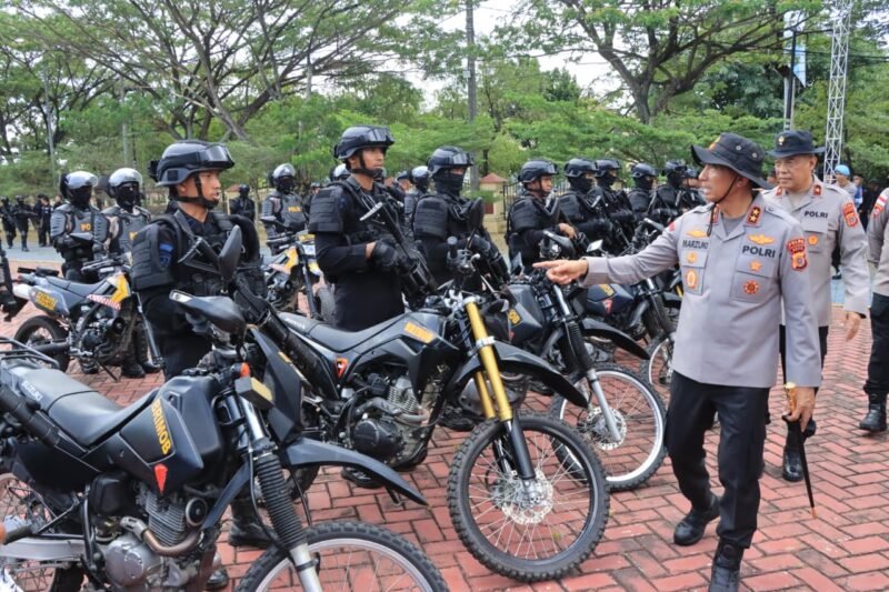 Ratusan personel gabungan Polda Aceh memperagakan taktik pengendalian massa dalam simulasi Sispamkota di Lapangan Mapolda Aceh, Kamis (30/4/2026). 