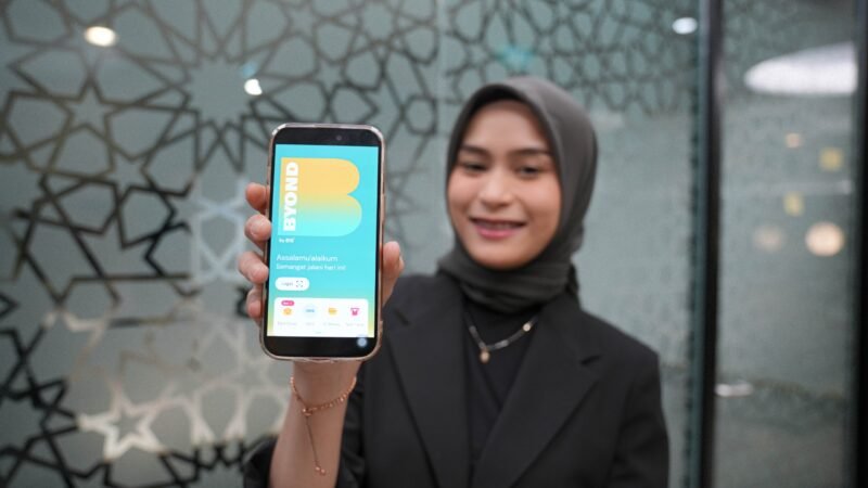 Seorang nasabah muda sedang mengakses layanan BYOND by BSI untuk memantau pergerakan harga emas. Tren investasi emas di BSI kini didominasi oleh Gen Z dan Milenial sebesar 61,5%, mencerminkan meningkatnya kesadaran finansial anak muda melalui instrumen yang aman dan stabil.