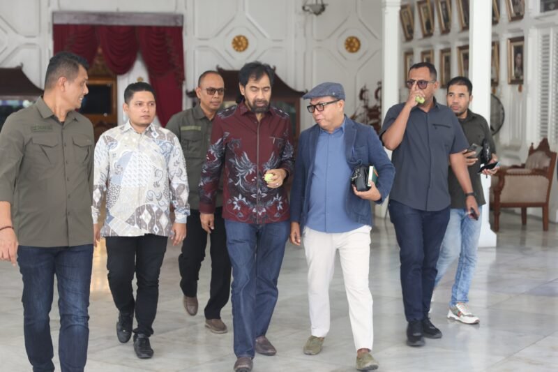 Juru Bicara Pemerintah Aceh, Dr. Nurlis Effendi, memberikan keterangan pers terkait pernyataan Ketua DPRA mengenai dana JKA di Banda Aceh, Kamis (30/4/2026). Nurlis menyayangkan tuduhan 