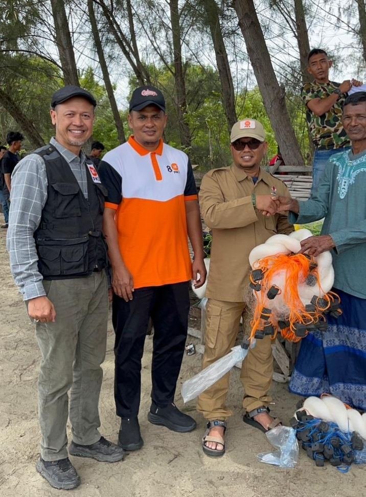 Ketua Panitia Milad ke-24 PKS Aceh, Zulfikar Aziz, SE (tengah), saat memberikan keterangan terkait rangkaian kegiatan Milad PKS yang berfokus pada penguatan ketahanan ekonomi, pangan, dan energi masyarakat Aceh, Rabu (28/4/2026).
