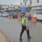 Jembatan Krueng Tingkeum di Bireuen, Aceh, ditutup sementara karena kerusakan pada dua papan lantai pelat beton akibat truk overload lebih dari 30 ton, Sabtu 04/04/2026