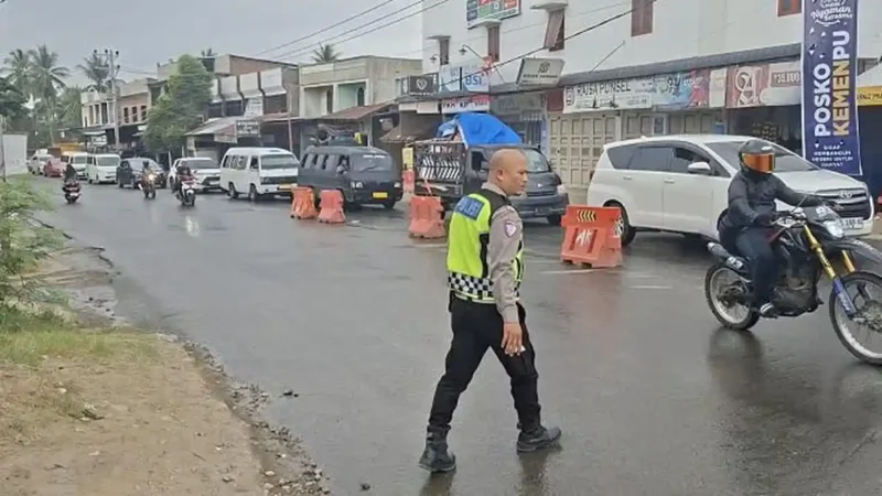 Jembatan Krueng Tingkeum di Bireuen, Aceh, ditutup sementara karena kerusakan pada dua papan lantai pelat beton akibat truk overload lebih dari 30 ton, Sabtu 04/04/2026