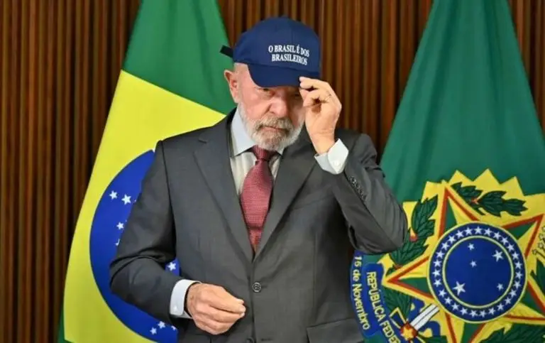 Presiden Brazil, Luiz Inacio Lula da Silva, saat memberikan keterangan pers di wilayah timur laut Brasil. Lula mengecam intervensi militer Amerika Serikat terhadap Iran dan menyebut narasi ancaman nuklir sebagai manipulasi politik yang tidak berdasar.
