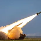 Gambaran situasi geopolitik Timur Tengah yang memanas. Iran menuding kebijakan Amerika Serikat dan Israel memperburuk ekonomi global, sembari menekankan bahwa hanya gencatan senjata menyeluruh dari Lebanon hingga Laut Merah yang dapat menjamin ketenangan jangka panjang.