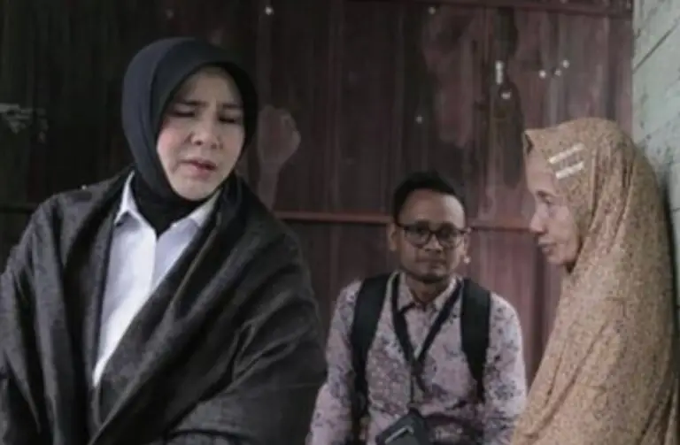 Wali Kota Banda Aceh, Illiza Sa’aduddin Djamal, saat memberikan arahan terkait strategi efisiensi anggaran dalam rapat koordinasi pemerintah kota. Di bawah kepemimpinannya, Banda Aceh berhasil melunasi utang Rp39 miliar dalam 100 hari dan mencatatkan IPM tertinggi nasional sebesar 89,55 poin pada 2025.