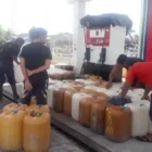 Petugas Dinas Pangan, Pertanian, Kelautan, dan Perikanan (DP2KP) Kota Banda Aceh memberikan pendampingan kepada nelayan terkait penggunaan aplikasi XSTAR di salah satu pangkalan pendaratan ikan. Pemanfaatan sistem digital ini bertujuan untuk memastikan penyaluran BBM subsidi jenis solar tepat sasaran bagi nelayan dengan kapal di bawah 30 GT melalui mekanisme QR Code.
