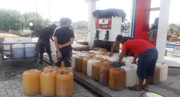 Petugas Dinas Pangan, Pertanian, Kelautan, dan Perikanan (DP2KP) Kota Banda Aceh memberikan pendampingan kepada nelayan terkait penggunaan aplikasi XSTAR di salah satu pangkalan pendaratan ikan. Pemanfaatan sistem digital ini bertujuan untuk memastikan penyaluran BBM subsidi jenis solar tepat sasaran bagi nelayan dengan kapal di bawah 30 GT melalui mekanisme QR Code.
