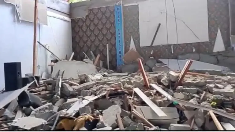 Sejumlah petugas gabungan dan warga berupaya melakukan penyisiran di reruntuhan Gedung KONI Sario, Manado, Sulawesi Utara, Kamis (2/4/2026). 