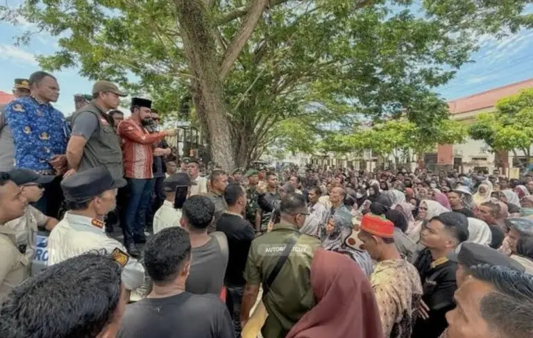Ratusan warga korban banjir menggelar aksi di depan Pendopo Idi Rayeuk, Aceh Timur, menuntut kejelasan bantuan. Bupati Aceh Timur, Iskandar Usman Al-Farlaky, turun langsung menemui massa dan berdialog terbuka dengan warga.(2/4/2026)