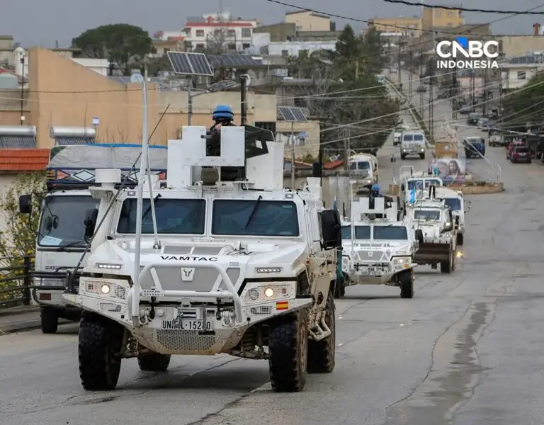 Personel Satgas TNI yang tergabung dalam misi UNIFIL saat melakukan patroli rutin di wilayah Lebanon Selatan beberapa waktu lalu. Insiden ledakan di El Adeisse (3/4) mengakibatkan tiga personel asal Indonesia mengalami luka-luka. (Foto: Dok. PBB/Ilustrasi)