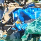 Kondisi minibus Toyota Hiace BL 7655 JK yang ringsek setelah terlibat tabrakan dengan truk fuso di depan Masjid Pasie Seubadeh, Bakongan Timur, Aceh Selatan, Minggu (5/4/2026).