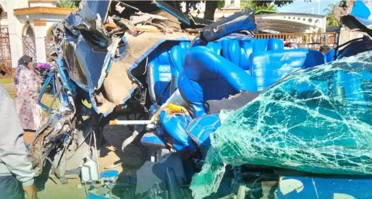 Kondisi minibus Toyota Hiace BL 7655 JK yang ringsek setelah terlibat tabrakan dengan truk fuso di depan Masjid Pasie Seubadeh, Bakongan Timur, Aceh Selatan, Minggu (5/4/2026).