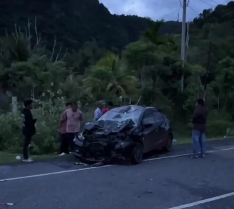 Bagian depan mobil Honda Brio tampak ringsek setelah terlibat kecelakaan maut dengan sebuah becak motor di Jalan Banda Aceh–Meulaboh, Desa Dayah Mamplam, Kecamatan Leupung, Aceh Besar, Kamis (9/4/2026) dini hari.