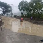 Material longsor berupa tanah dan pepohonan menutupi badan jalan nasional lintas Blangkejeren–Takengon di kawasan Rikit Gaib, Gayo Lues, Jumat (10/4/2026).