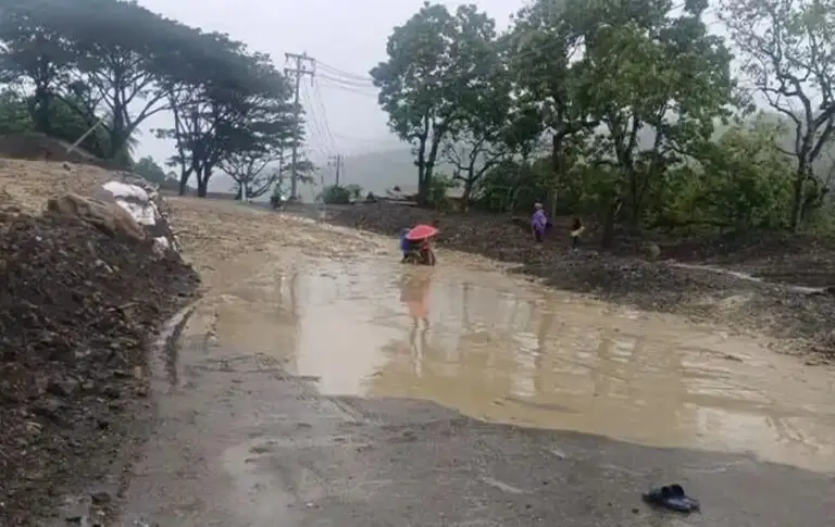 Material longsor berupa tanah dan pepohonan menutupi badan jalan nasional lintas Blangkejeren–Takengon di kawasan Rikit Gaib, Gayo Lues, Jumat (10/4/2026).