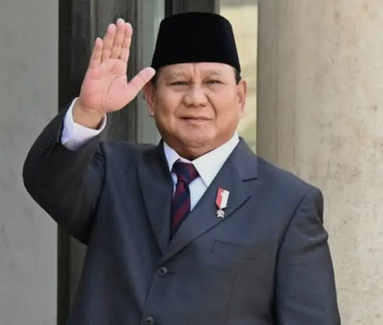 Presiden RI, Prabowo Subianto, menerima laporan penyelamatan keuangan negara dan penguasaan kembali kawasan hutan tahap ke-6 di Gedung Kejaksaan Agung, Jakarta, Jumat (10/4/2026).