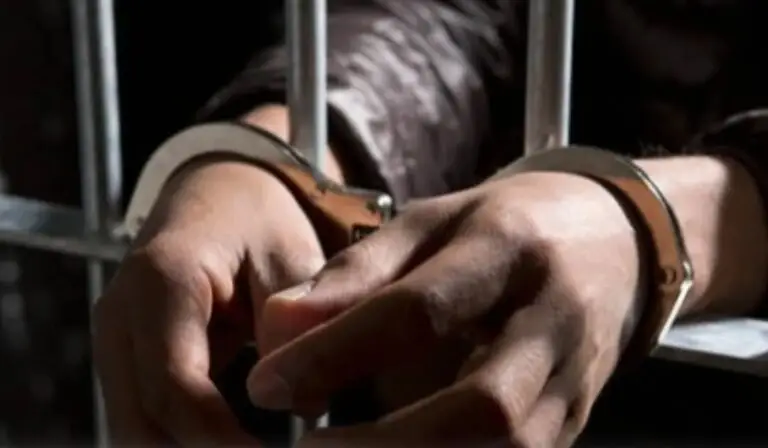 Terduga pelaku pembunuhan terhadap Teuku Popon saat diamankan oleh Tim Opsnal Sat Reskrim Polres Nagan Raya di Deli Serdang, Sumatera Utara, Jumat (10/4/2026).