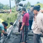Petugas BPBD bersama warga bergotong royong membersihkan material longsor dan puing-puing rumah akibat cuaca ekstrem yang melanda sejumlah wilayah di Indonesia.