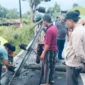 Petugas BPBD bersama warga bergotong royong membersihkan material longsor dan puing-puing rumah akibat cuaca ekstrem yang melanda sejumlah wilayah di Indonesia.