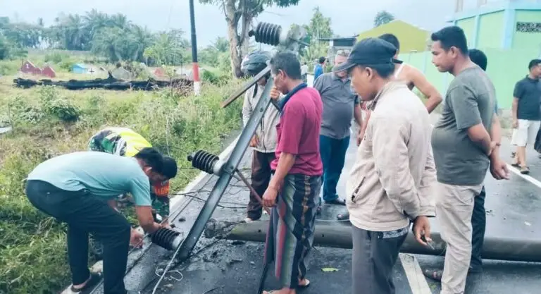 Petugas BPBD bersama warga bergotong royong membersihkan material longsor dan puing-puing rumah akibat cuaca ekstrem yang melanda sejumlah wilayah di Indonesia.
