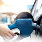 Seorang petugas melayani konsumen di salah satu SPBU Pertamina. Per 18 April 2026, PT Pertamina (Persero) melakukan penyesuaian harga BBM non-subsidi di sejumlah wilayah, termasuk lonjakan harga di DKI Jakarta, meski harga minyak dunia dilaporkan menurun.