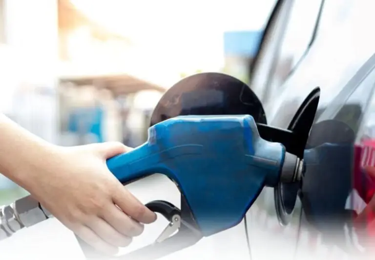 Seorang petugas melayani konsumen di salah satu SPBU Pertamina. Per 18 April 2026, PT Pertamina (Persero) melakukan penyesuaian harga BBM non-subsidi di sejumlah wilayah, termasuk lonjakan harga di DKI Jakarta, meski harga minyak dunia dilaporkan menurun.