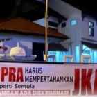 Spanduk berisi penolakan terhadap pembatasan JKA terpasang di pagar DPRK Aceh Barat, Sabtu (18/4/2026) dini hari. Aksi ini mencerminkan meningkatnya keresahan masyarakat terhadap kebijakan layanan kesehatan di Aceh.