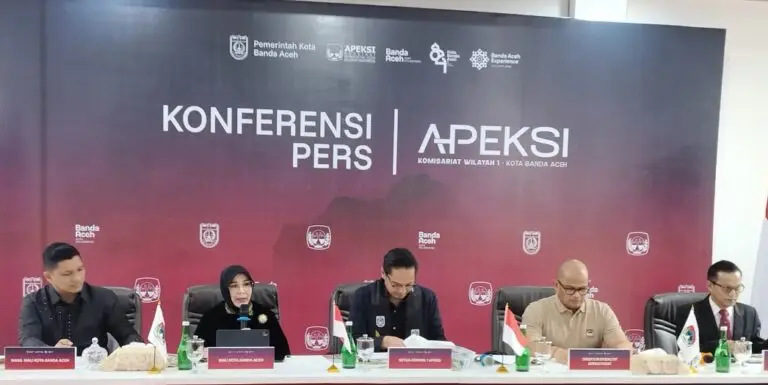 Wali Kota Banda Aceh, Illiza Saaduddin Djamal, menyampaikan paparan dalam konferensi pers APEKSI di Banda Aceh, didampingi Wakil Wali Kota Afdhal Khalilullah dan jajaran APEKSI, membahas sinergi serta arah pembangunan kota ke depan.