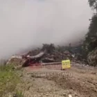 Material longsor berupa bongkahan batu besar dan batang pohon menutup akses jalan di kawasan Km 37 Gunong Pijut, perbatasan Pameu (Aceh Tengah) dan Geumpang (Pidie), Rabu (22/4/2026).