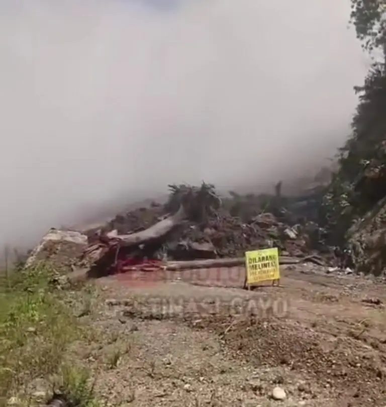 Material longsor berupa bongkahan batu besar dan batang pohon menutup akses jalan di kawasan Km 37 Gunong Pijut, perbatasan Pameu (Aceh Tengah) dan Geumpang (Pidie), Rabu (22/4/2026).