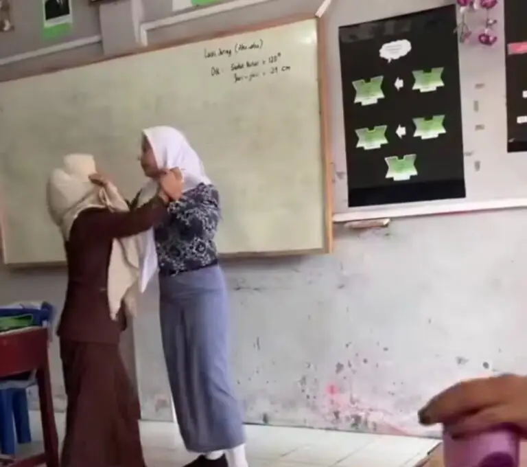 Suasana mencekam di ruang kelas saat seorang siswi terlibat aksi fisik dengan gurunya di Kota Langsa, peristiwa ini viral dan memicu keprihatinan publik terhadap etika di dunia pendidikan.(24/4/2026). 