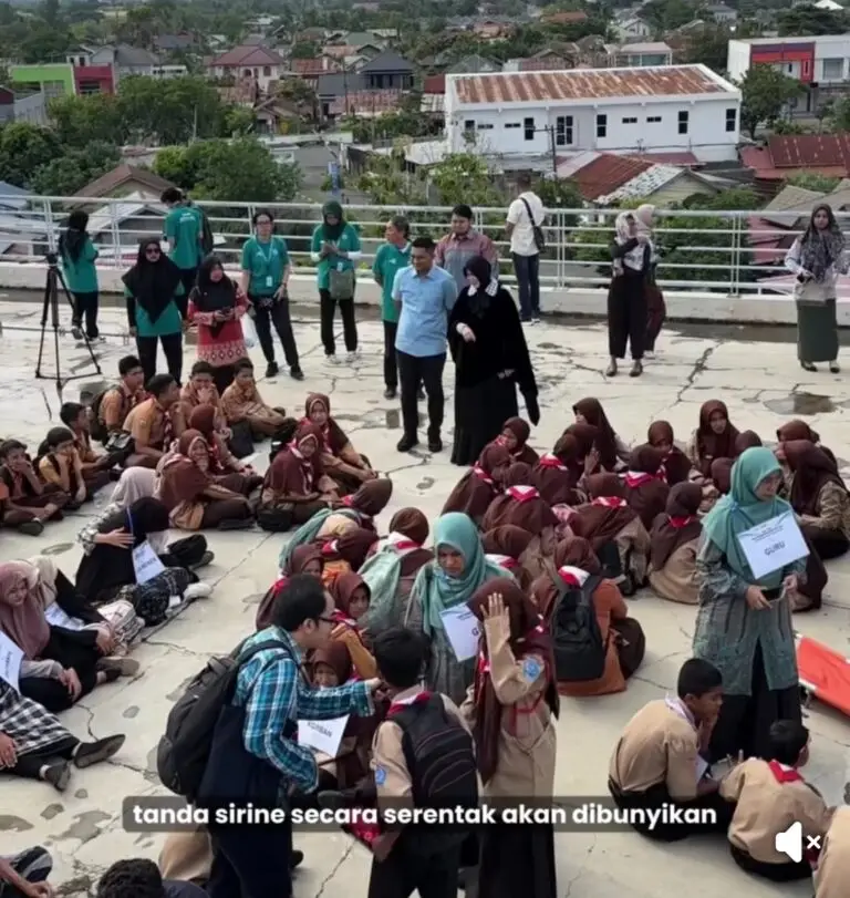 Wali Kota Banda Aceh Illiza Saaduddin Djamal mengimbau warga mengikuti simulasi saat sirene Hari Kesiapsiagaan Bencana 2026 dibunyikan pukul 10.00 WIB sebagai bentuk latihan kesiapsiagaan menghadapi bencana.