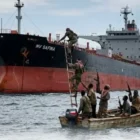 Kapal tanker Honour 25 dibajak perompak di lepas pantai Somalia, membawa 17 awak termasuk empat WNI, di tengah meningkatnya ketegangan keamanan maritim internasional.
