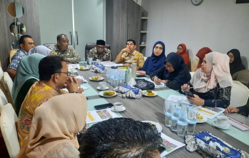Pemko Banda Aceh gelar rapat koordinasi percepatan penanganan stunting, TBC, HIV/AIDS, malaria, dan implementasi JKA sesuai Pergub No. 2/2026, Jum'at 03/04/2026.