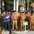 Wali Kota Banda Aceh Illiza Sa’aduddin Djamal memberikan arahan tentang skema kerja fleksibel WFO–WFH saat memimpin apel gabungan, di Balai Kota Banda Aceh, Senin (6/4/2026).