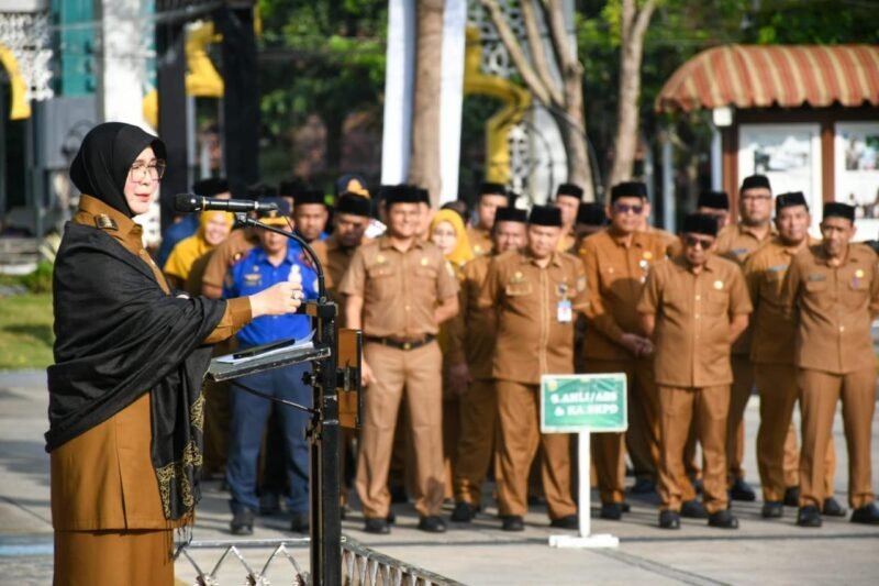 Wali Kota Banda Aceh Illiza Sa’aduddin Djamal memberikan arahan tentang skema kerja fleksibel WFO–WFH saat memimpin apel gabungan, di Balai Kota Banda Aceh, Senin (6/4/2026).