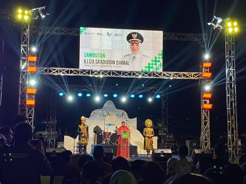 Wali Kota Banda Aceh Illiza Sa’aduddin Djamal buka Banda Aceh City Expo di Lapangan Blang Padang, Senin (20/4/2026).