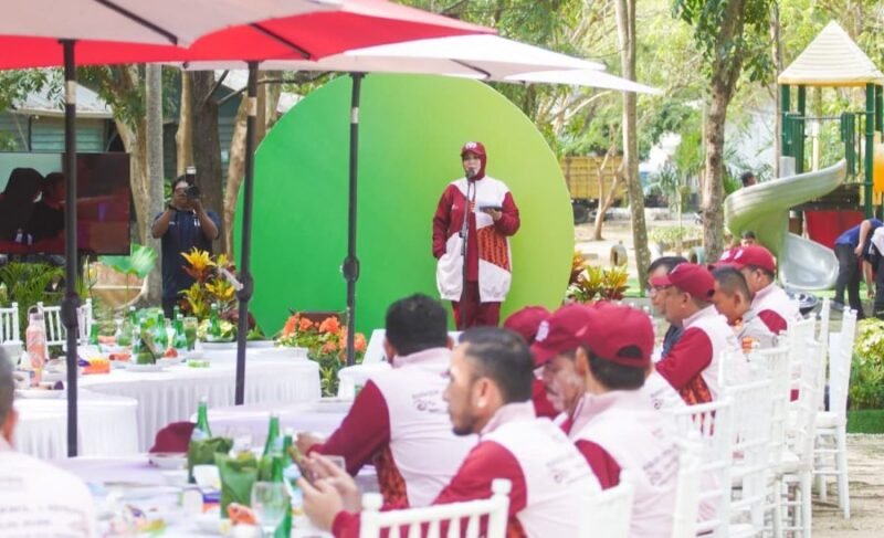 Wali Kota Banda Aceh Illiza Sa’aduddin Djamal ajak warga lestarikan lingkungan lewat tanam pohon, Selasa (21/4/2026).